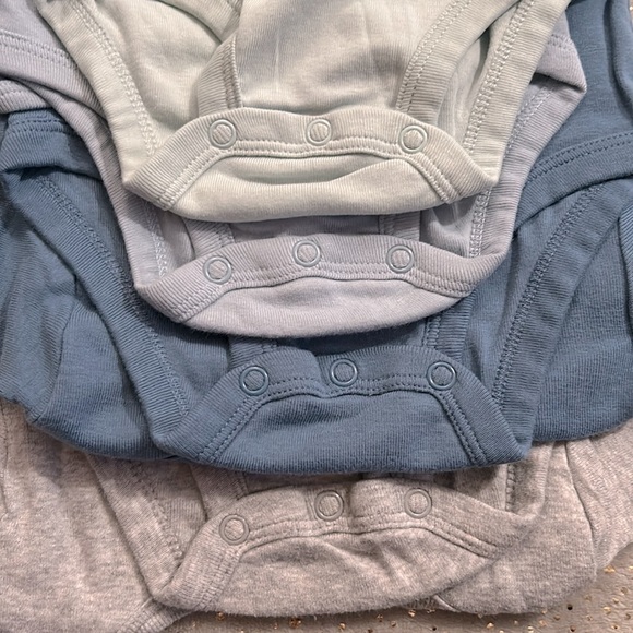 bundle of 4 onesies - Picture 4 of 4